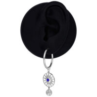 Créoles argentées avec cristal bleu foncé Créole argentée avec pendentif en cristal bleu foncé sur fond noir