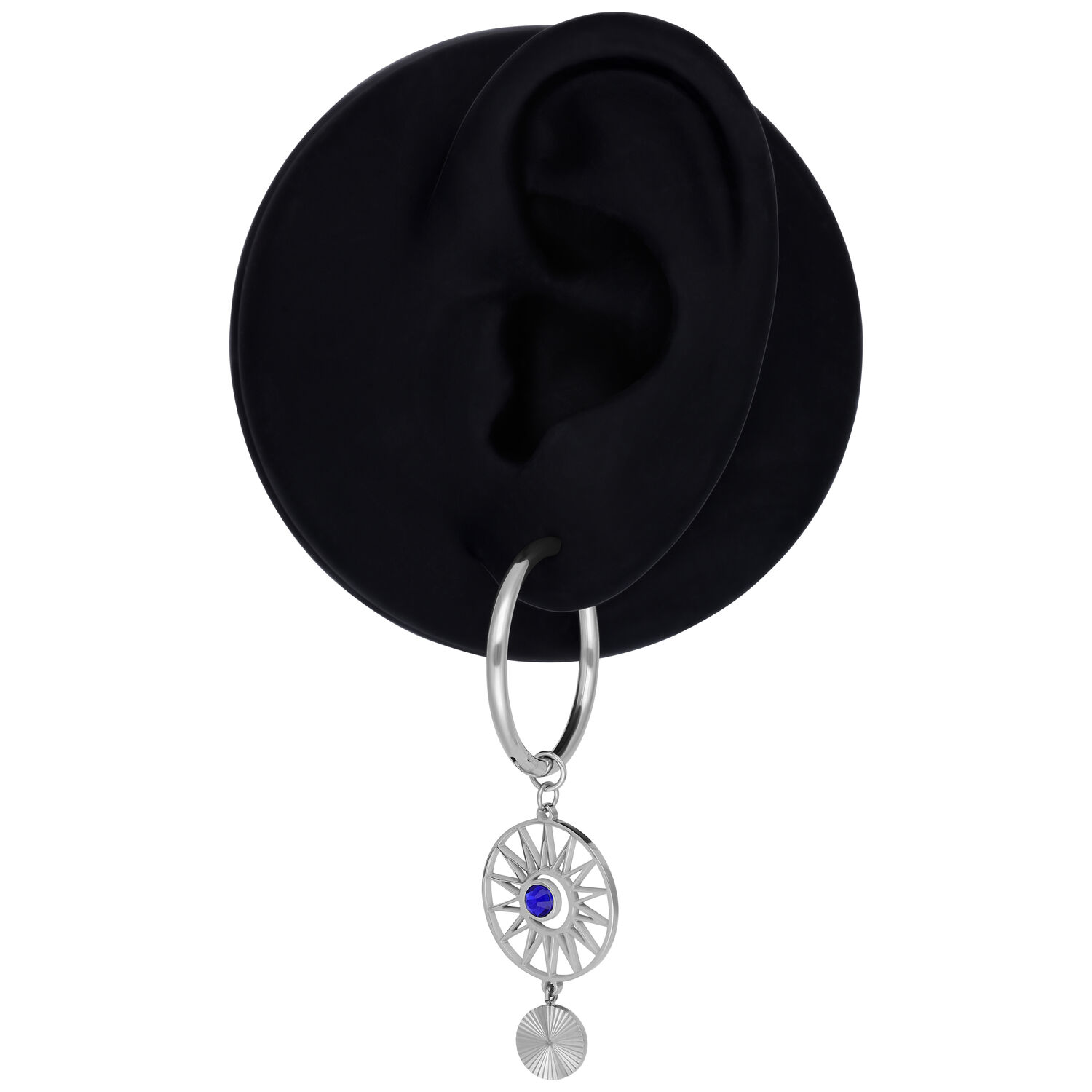 Créoles argentées avec cristal bleu foncé Créole argentée avec pendentif en cristal bleu foncé sur fond noir