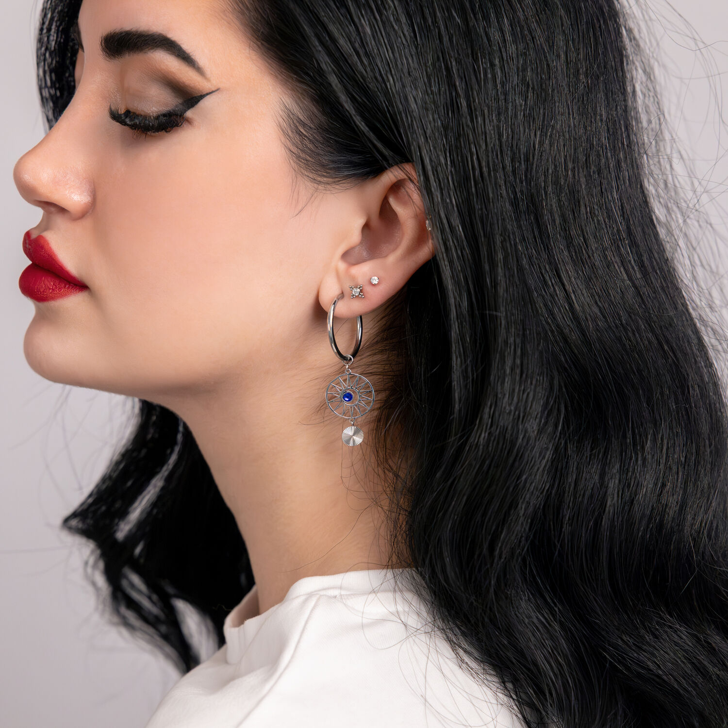 Celestial Orbit Hoops en argent et or Femme portant des créoles argentées et dorées avec des cristaux bleu foncé