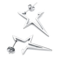 Boucles d'oreilles étoiles argentées en acier chirurgical Deux boucles d'oreilles étoiles argentées en acier chirurgical sur fond blanc