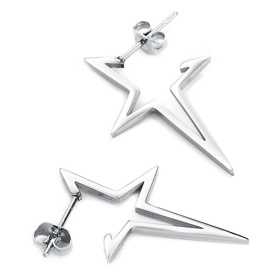Boucles d'oreilles étoiles argentées en acier chirurgical Deux boucles d'oreilles étoiles argentées en acier chirurgical sur fond blanc