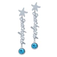 Boucles d'oreilles Beachgirl argentées avec aigue-marine Boucles d'oreilles argentées avec inscription Beachgirl et cristal couleur aigue-marine sur fond blanc
