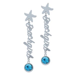 Boucles d'oreilles argentées avec inscription Beachgirl et cristal couleur aigue-marine sur fond blanc