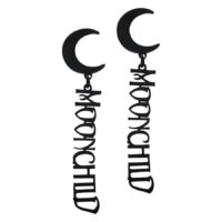 Boucles d'oreilles Moonchild noires en acier Boucles d'oreilles noires en acier chirurgical avec design de lune et inscription sur fond blanc