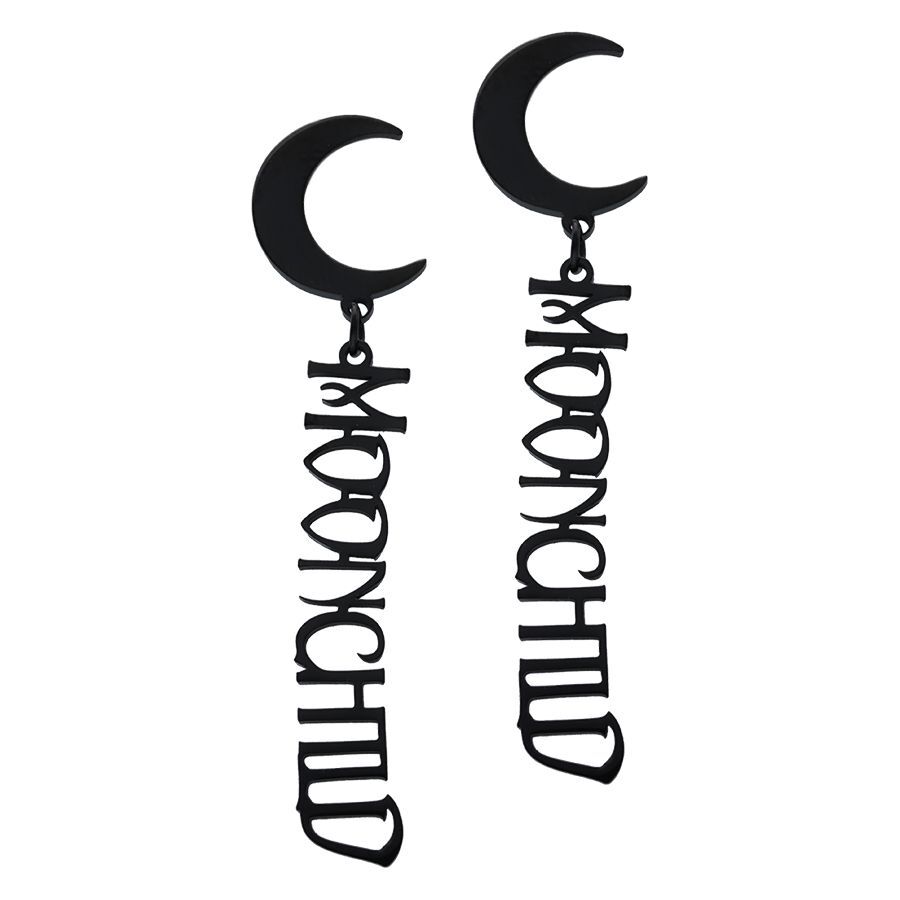 Boucles d'oreilles Moonchild noires en acier Boucles d'oreilles noires en acier chirurgical avec design de lune et inscription sur fond blanc