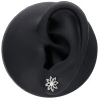 Boucles d'oreilles fleurs en acier inoxydable argentées Boucles d'oreilles fleurs argentées sur modèle d'oreille noir