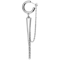Boucles d'oreilles triangle argentées avec chaîne Boucle d'oreille argentée avec triangle et chaîne sur fond blanc