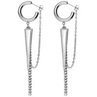 Boucles d'oreilles triangles argentées avec chaînes Boucles d'oreilles argentées en forme de triangle avec pendentif chaîne sur fond blanc