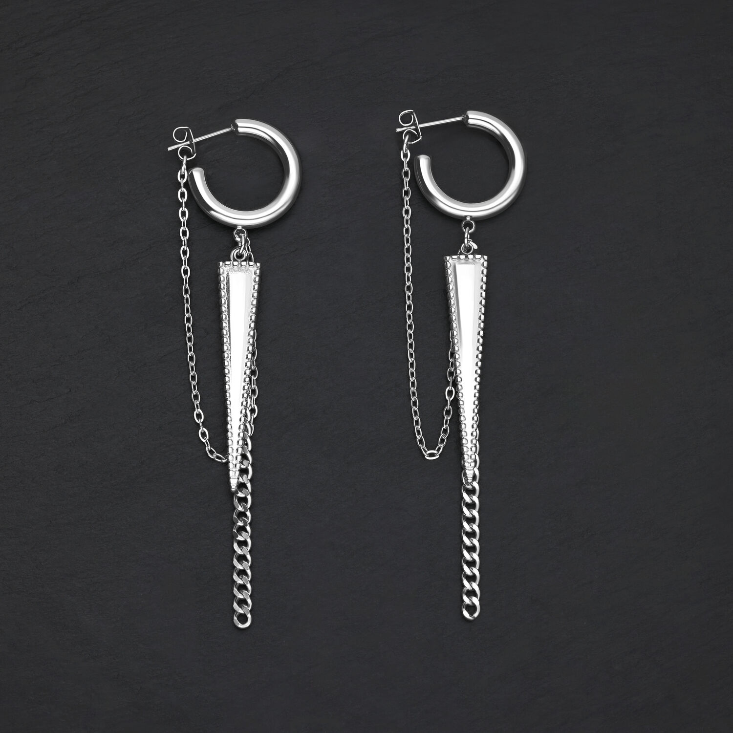 Boucles d'oreilles argentées triangle avec chaînes Boucles d'oreilles argentées avec pendentif triangulaire et chaînes sur fond noir