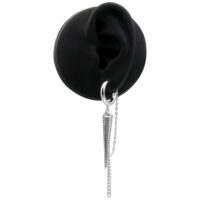 Boucles d'oreilles triangle argentées avec chaîne Boucles d'oreilles triangle argentées sur modèle d'oreille noir avec chaîne
