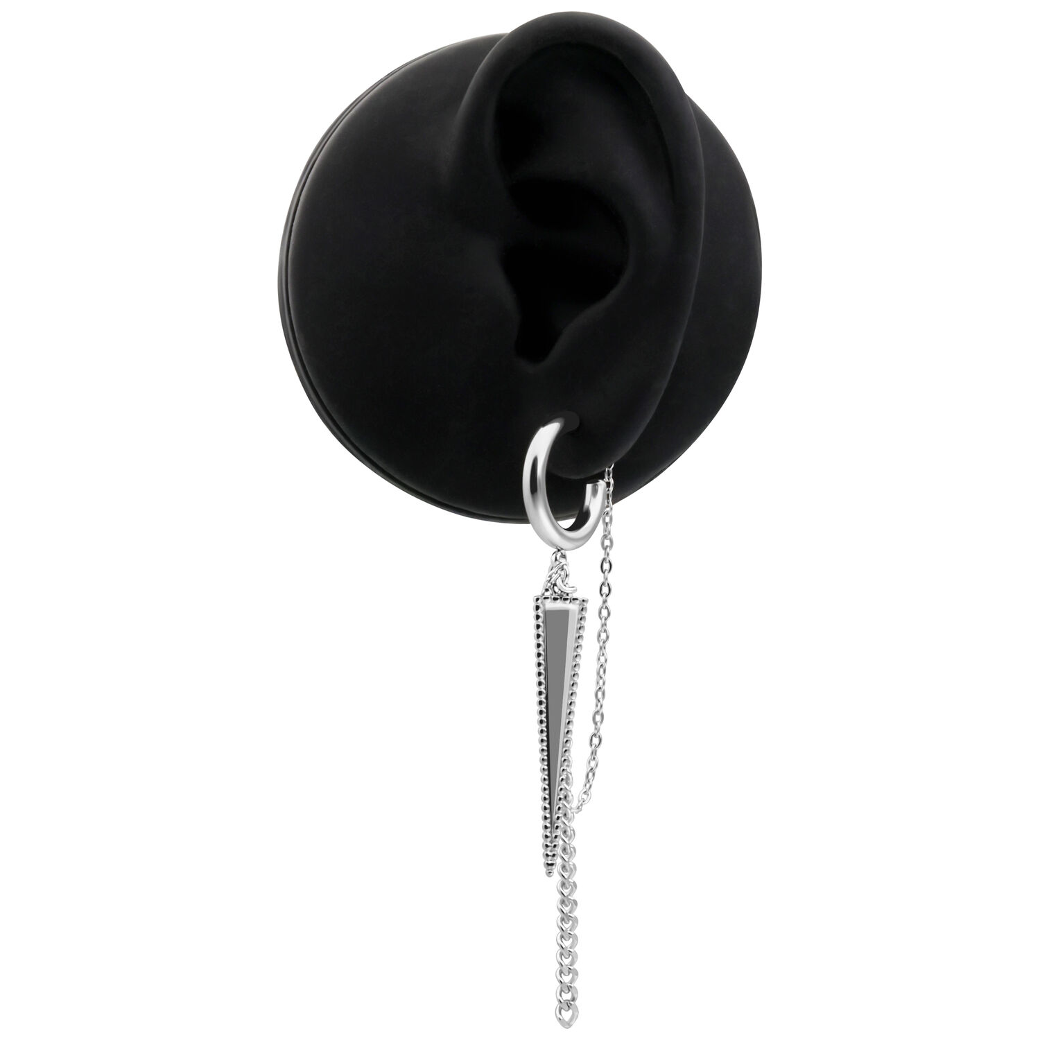 Boucles d'oreilles triangle argentées avec chaîne Boucles d'oreilles triangle argentées sur modèle d'oreille noir avec chaîne