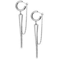 Boucles d'oreilles triangle argentées avec chaînes Boucles d'oreilles argentées avec pendentifs triangulaires et chaînes sur fond blanc