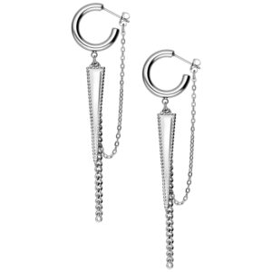 Boucles d'oreilles argentées avec pendentifs triangulaires et chaînes sur fond blanc