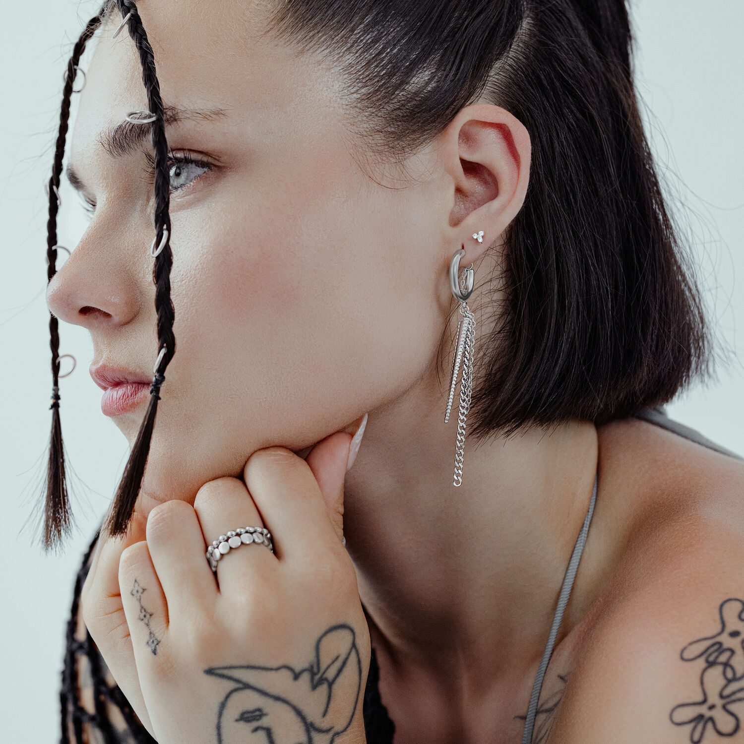 Boucles d'oreilles Little Rockin' Triangle stylées Femme aux cheveux noirs portant des boucles d'oreilles Triangle en argent