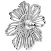 Élégants clous d'oreilles fleur en acier inoxydable Clou d'oreille fleur en argent en acier inoxydable poli brillant sur fond blanc