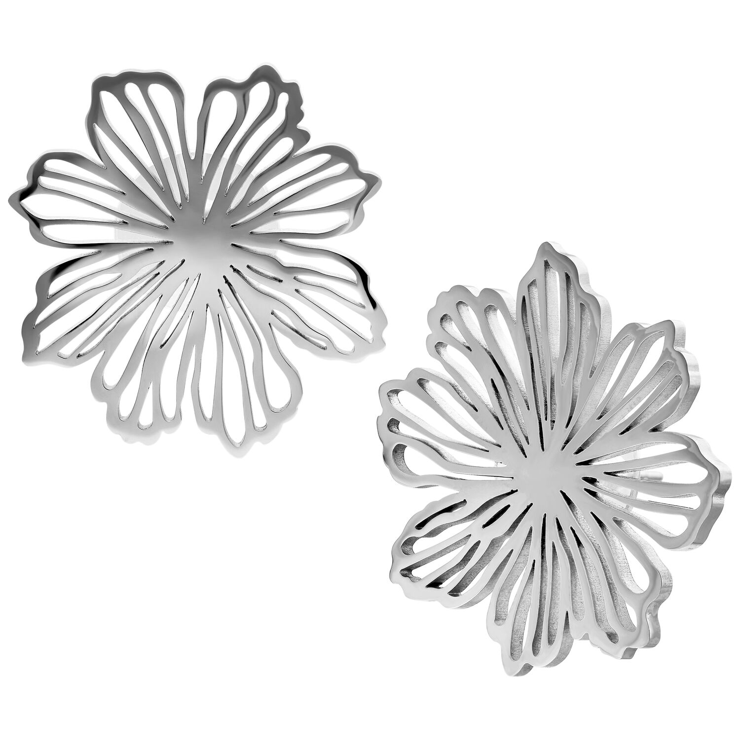 Boucles d'oreilles fleurs élégantes en acier inoxydable Paire de boucles d'oreilles fleurs en argent en acier inoxydable sur fond blanc
