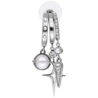 Trois boucles d'oreilles argentées avec perles, pierres scintillantes et pendentif étoile sur fond blanc