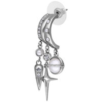 Boucle d'oreille argentée avec demi-lune, perles et pendentifs étoiles sur fond blanc