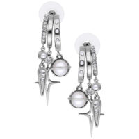 Boucles d'oreilles argentées avec cristaux, boules et pendentifs étoile sur fond blanc