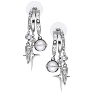 Boucles d'oreilles argentées avec cristaux, boules et pendentifs étoile sur fond blanc