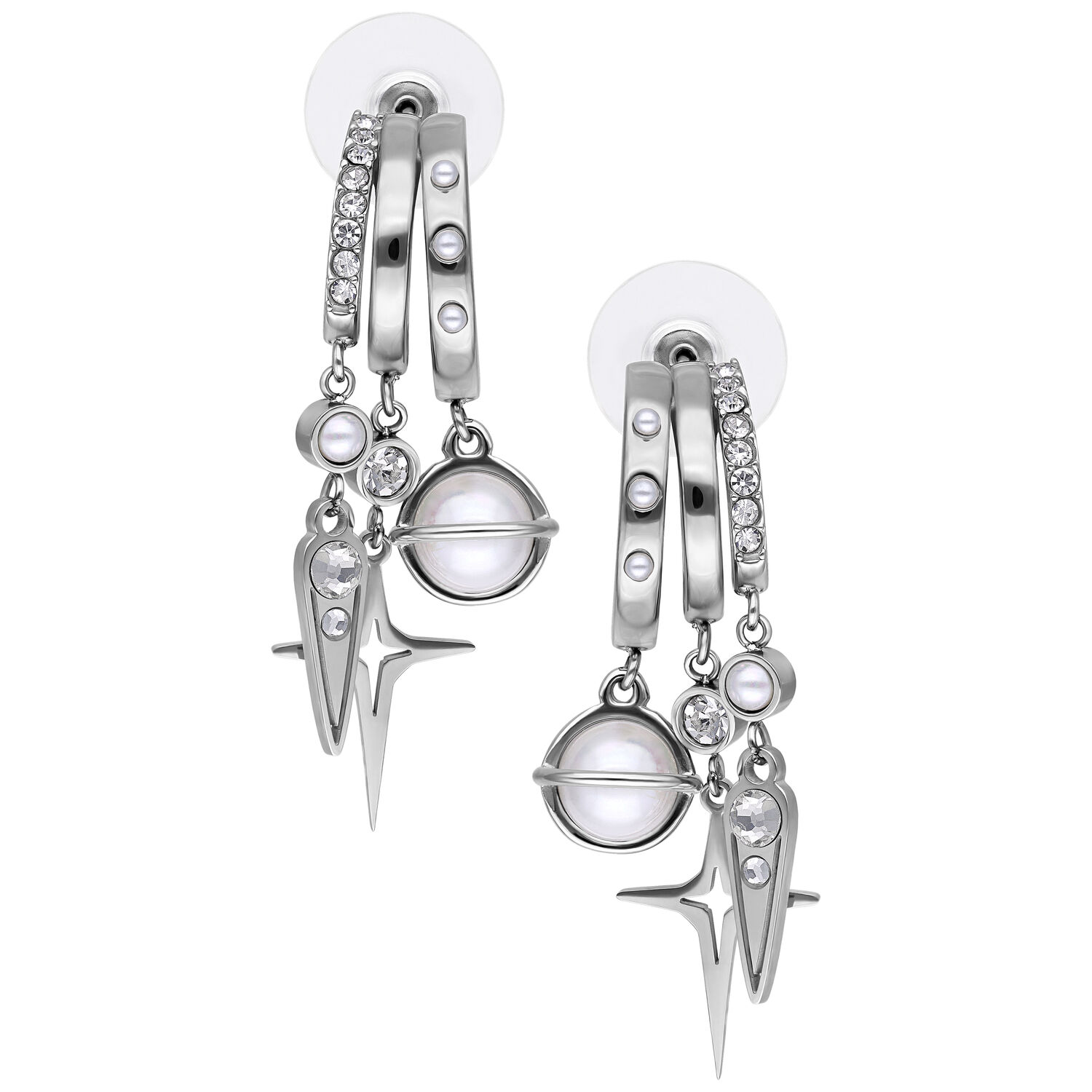 Boucles d'oreilles argentées avec cristaux, boules et pendentifs étoile sur fond blanc