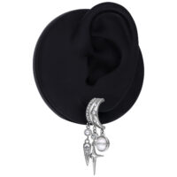 Boucle d'oreille argentée avec pendentif planète et étoile sur un modèle d'oreille noir