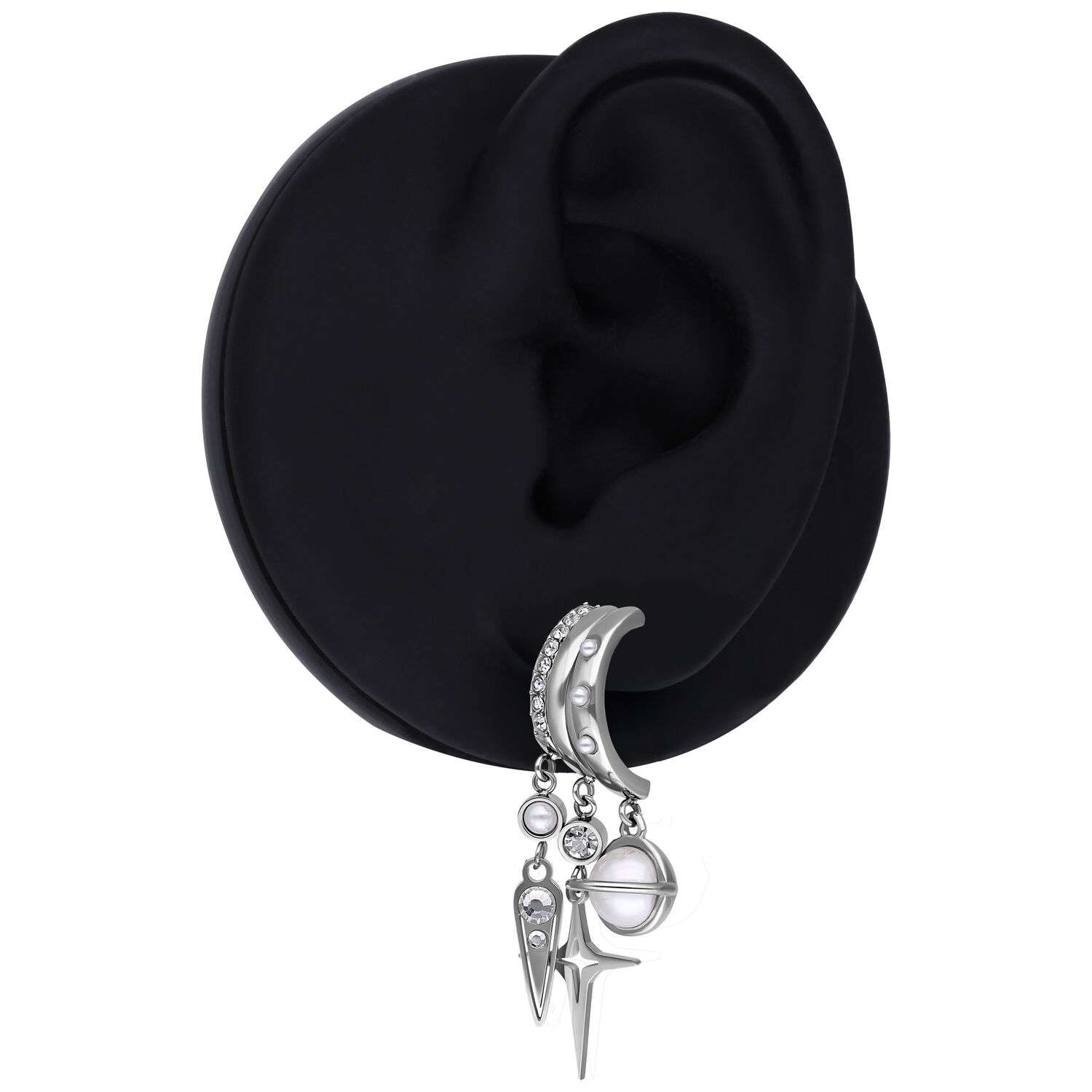 Boucle d'oreille argentée avec pendentif planète et étoile sur un modèle d'oreille noir