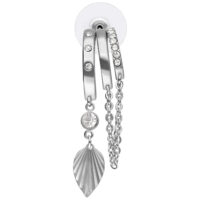 Boucles d'oreilles argentées avec pendentif feuille Deux boucles d'oreilles argentées avec strass et pendentif en forme de feuille sur fond blanc