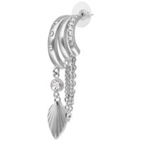 Boucles d'oreilles en argent avec pendentif feuille Boucle d'oreille en argent avec trois rangées, chaînes et pendentif feuille sur fond blanc
