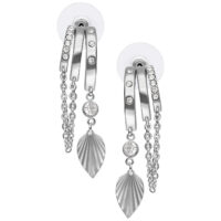 Boucles d'oreilles argentées avec pendentif feuille Boucles d'oreilles argentées avec chaînes et pendentifs feuilles sur fond blanc