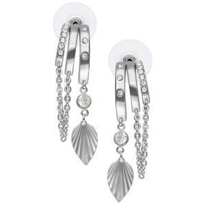 Boucles d'oreilles argentées avec chaînes et pendentifs feuilles sur fond blanc