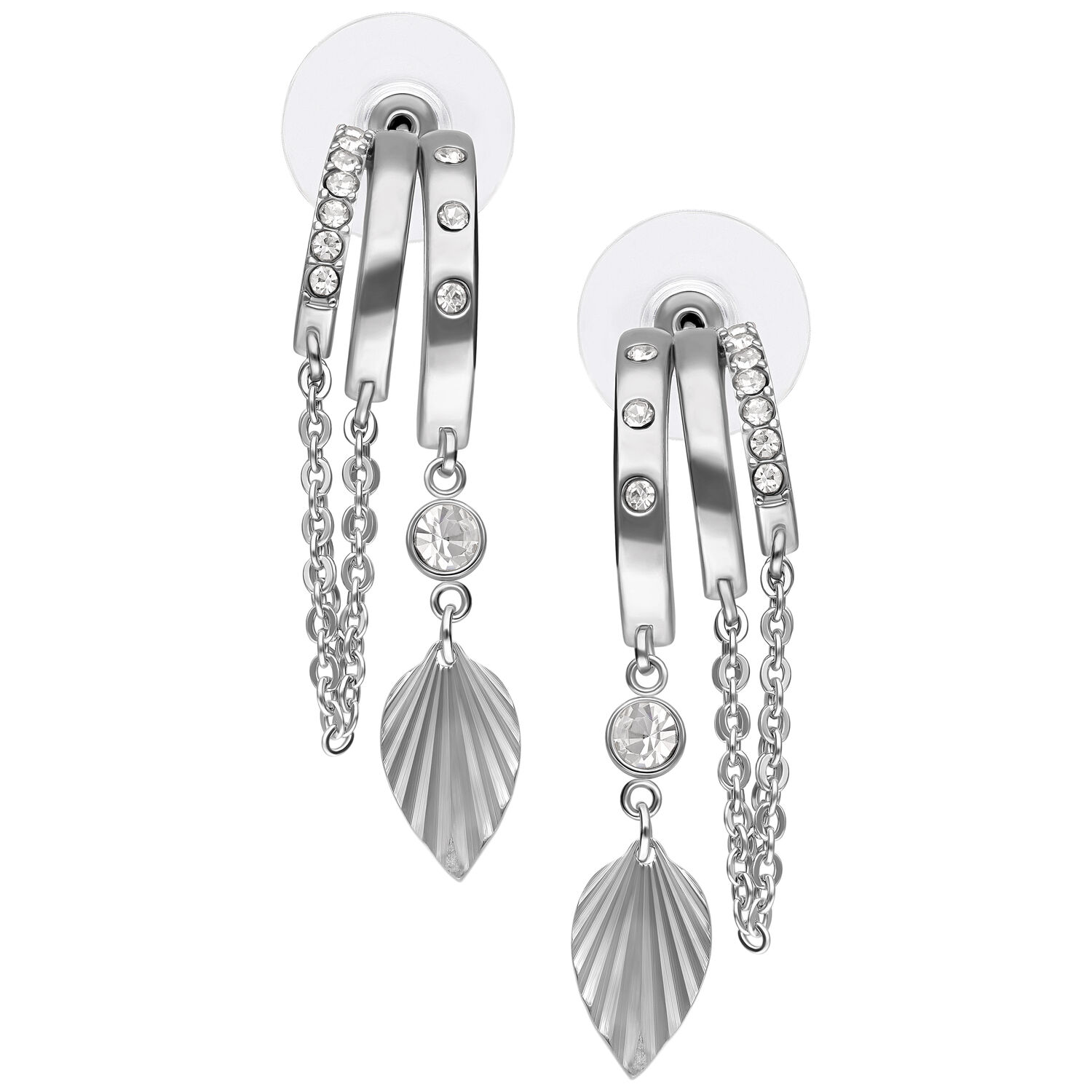 Boucles d'oreilles argentées avec pendentif feuille Boucles d'oreilles argentées avec chaînes et pendentifs feuilles sur fond blanc