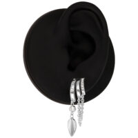 Boucles d'oreilles feuilles argentées avec chaînes Boucles d'oreilles argentées avec pendentif feuille et chaînes sur un présentoir noir