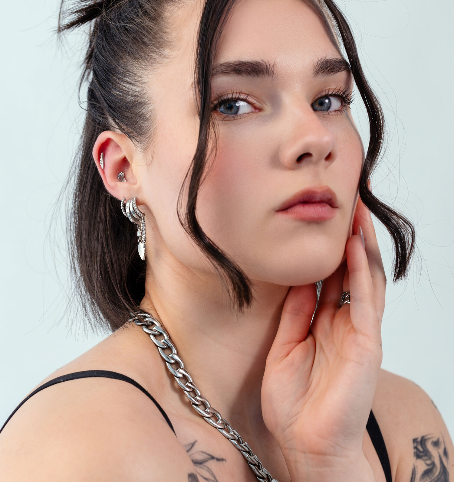 Boucles d'oreilles Riffled Leaf argentées Femme avec boucles d'oreilles Riffled Leaf argentées, top noir et collier