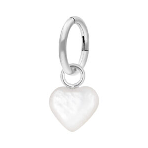 Anneau de nombril en argent avec pendentif cœur blanc sur fond blanc