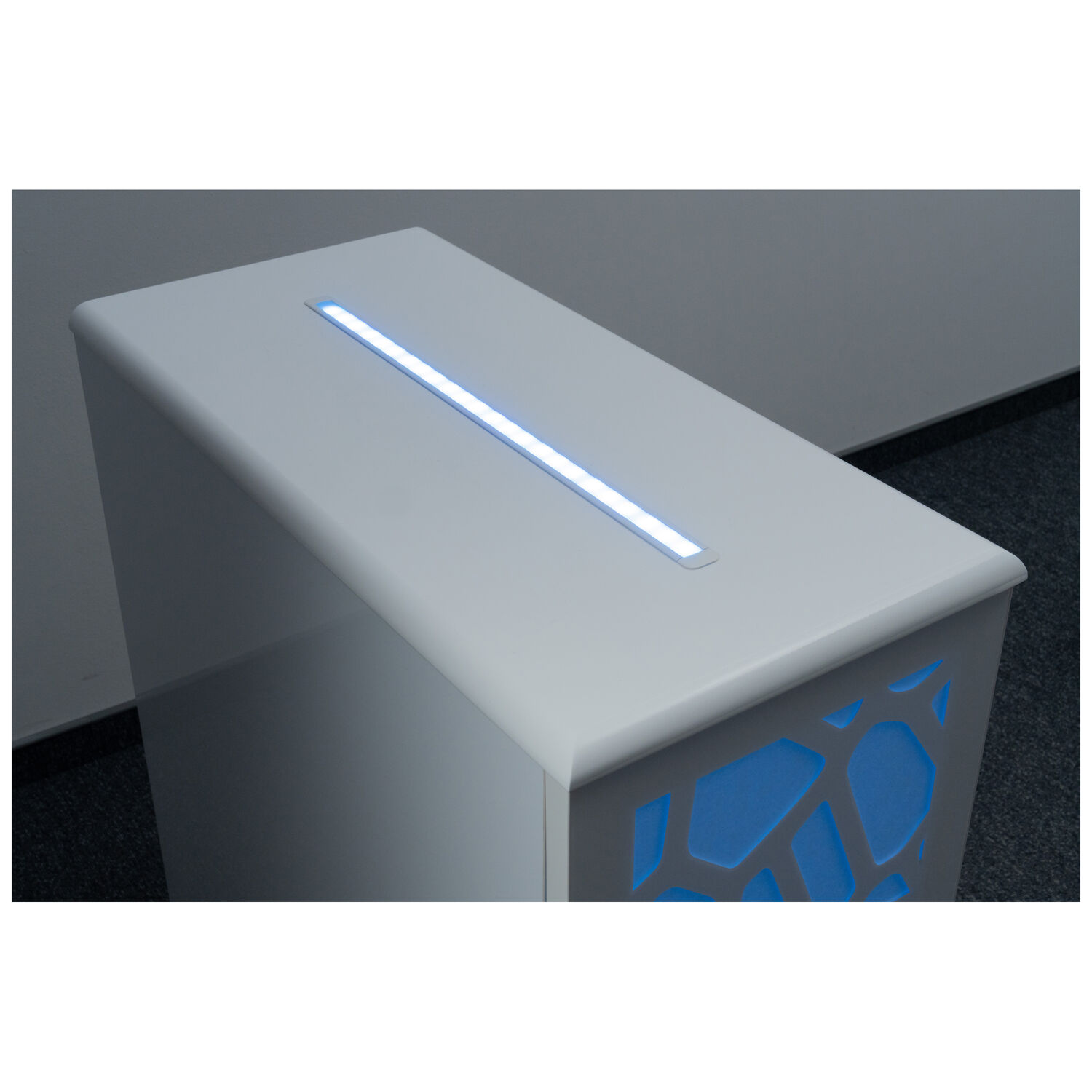 Enbio Trolley blanc avec lumière bleue Trolley Enbio blanc avec motif lumineux bleu sur sol gris
