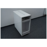 Trolley blanc Enbio pour studio Trolley blanc Enbio sur tapis gris dans une pièce épurée