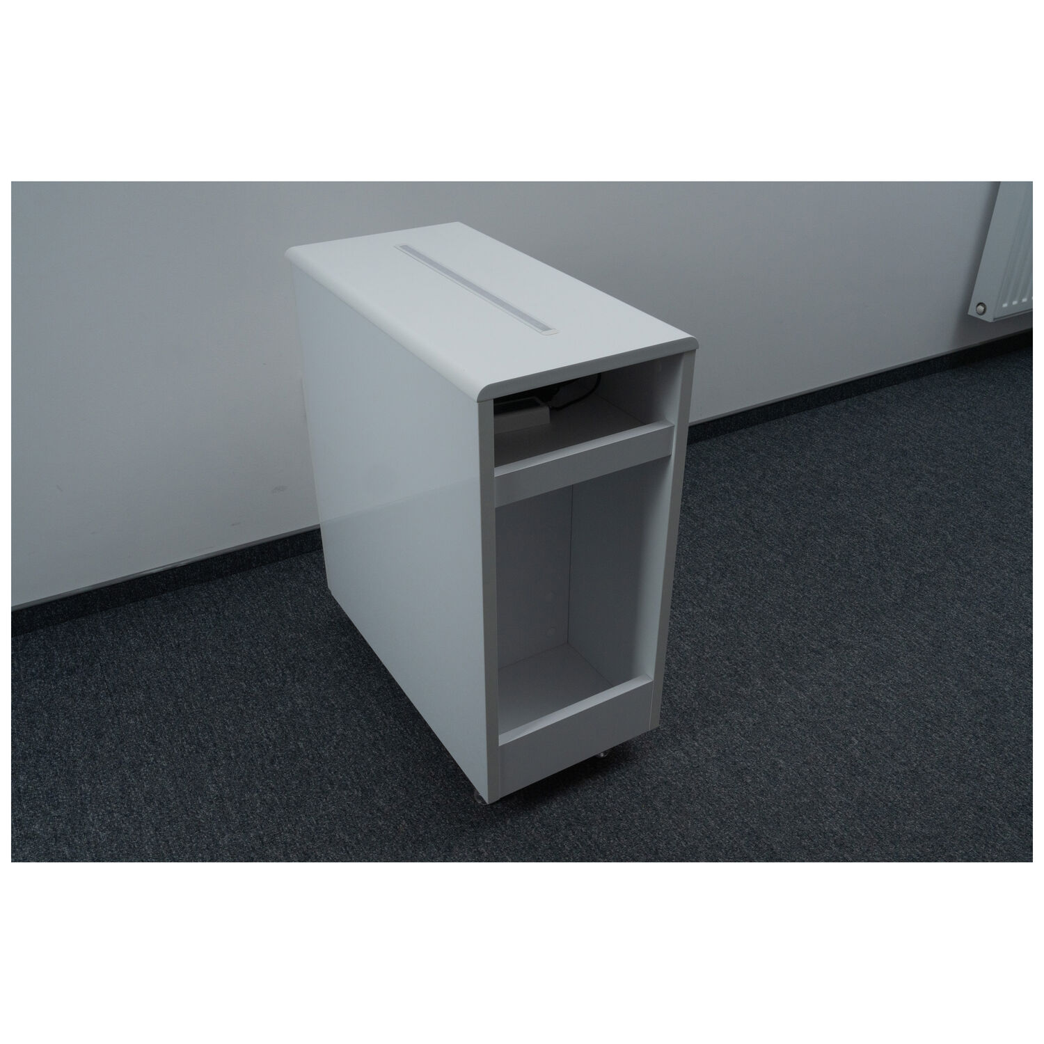 Trolley blanc Enbio pour studio Trolley blanc Enbio sur tapis gris dans une pièce épurée