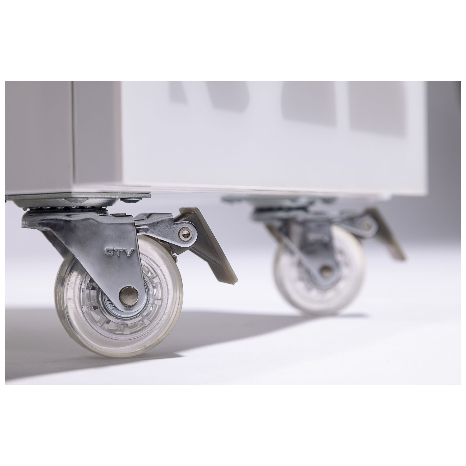 Enbio Trolley avec roulettes transparentes Gros plan sur les roulettes transparentes d'un Enbio Trolley sur fond gris