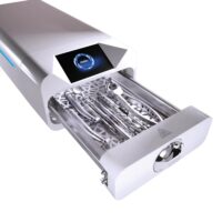 Enbio autoclave S blanc avec compartiment ouvert et outils de stérilisation