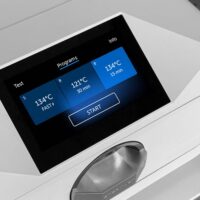 Gros plan de l'Enbio Autoclave S avec écran LCD bleu sur fond blanc