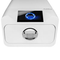 Enbio Autoclave Pro en blanc avec écran Enbio Autoclave Pro blanc avec écran bleu sur fond blanc