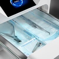 Enbio Autoclave Pro avec outils stérilisés Enbio Autoclave Pro avec instruments chirurgicaux stérilisés sur fond blanc