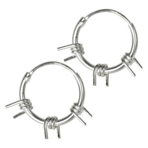 Deux boucles d'oreilles argentées avec design double mesh sur fond blanc