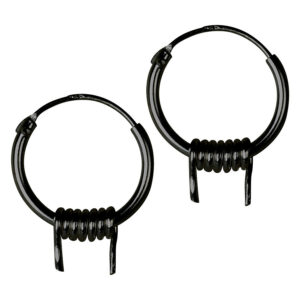 Deux boucles d'oreilles en argent noir avec design en mesh sur fond blanc