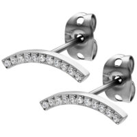 Boucles d'oreilles Crystal Arch argentées avec cristaux Paire de boucles d'oreilles argentées avec cristaux clairs sur fond blanc