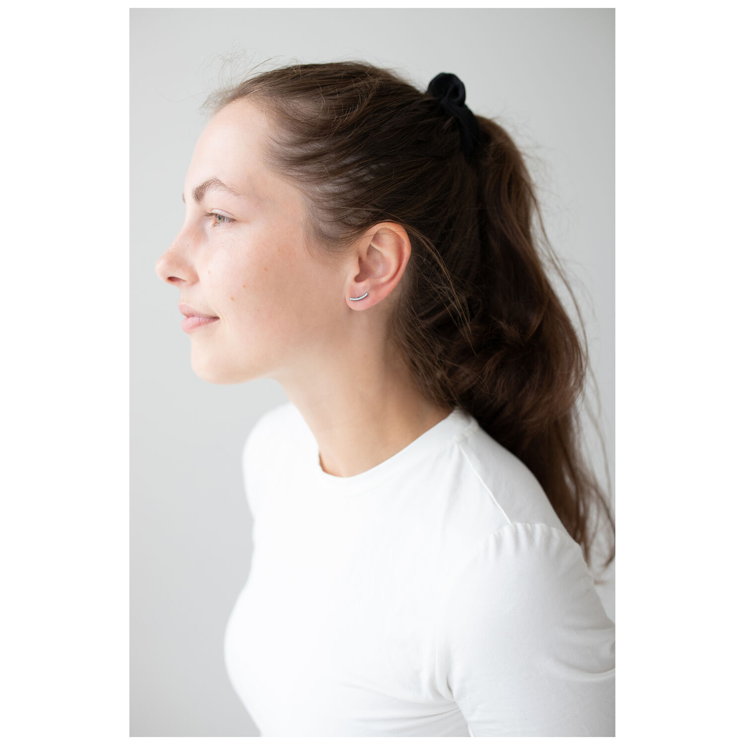 Boucles d'oreilles Crystal Arch élégantes pour femme Femme avec boucles d'oreilles Crystal Arch et haut blanc