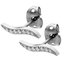 Deux boucles d'oreilles en argent avec des cristaux clairs sur fond blanc