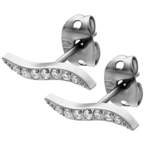 Deux boucles d'oreilles en argent avec des cristaux clairs sur fond blanc