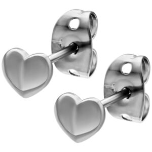 Boucles d'oreilles cœur en acier inoxydable argenté sur fond blanc